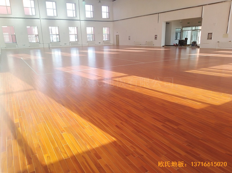 內(nèi)蒙左旗吉蘭泰鎮(zhèn)五中運(yùn)動(dòng)館運(yùn)動(dòng)木地板施工案例2