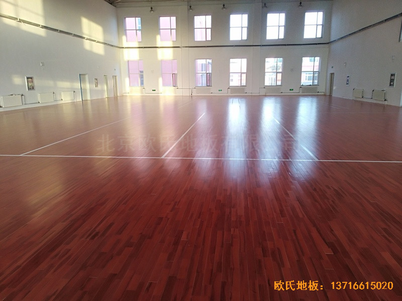 內(nèi)蒙左旗吉蘭泰鎮(zhèn)五中運(yùn)動(dòng)館運(yùn)動(dòng)木地板施工案例3