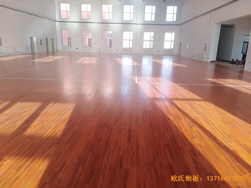 內(nèi)蒙左旗吉蘭泰鎮(zhèn)五中運(yùn)動(dòng)館運(yùn)動(dòng)木地板施工案例4